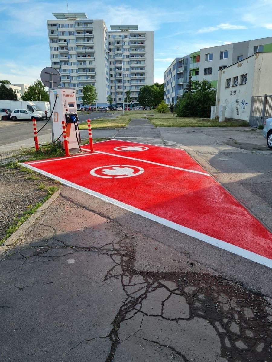 TeslaSlovakia's tweet photo. Najväčší slovenský prevádzkovateľ nabíjacích staníc #ZSEDrive si takto krásne označkoval miesta na nabíjanie v Nitre ❤️🔥 Budeš ich už vidieť aj z lietadla 😁 Aby tieto neblokovali spaľováky #ICE, treba ešte osadiť dopravné značky s parkovaním výhradne pre #BEV a #PHEV. Čo povieš? https://t.co/k9a6nFx2Eh