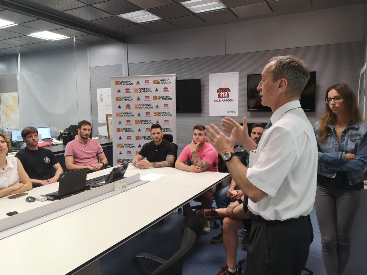 112Aragon's tweet photo. 👮‍♀️👮‍♂️ #Formación de #PolicíasLocales de #Aragón. Los alumnos del XXV Curso de Nuevo Ingreso han visitado hoy el @112Aragon. El Jefe de Servicio de #Seguridad y #ProtecciónCivil, Miguel A. Clavero, les ha explicado cómo funciona el Centro de #Emergencias. ¡Un placer, compañeros! https://t.co/EXJwSF28Cm