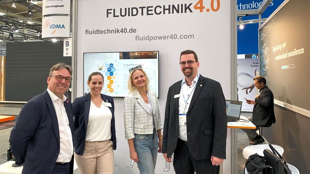 VDMAonline's tweet photo. Begeistert von der Umsetzung des Digitalen Zwillings der #Fluidtechnik Branche: Hartmut Rauen, Stv. Hauptgeschäftsführer VDMA, Nina Stock, RR Digitalisierung und Industrie 4.0, @bmwk, Dr. @SabineWilfling, @Scheer_GmbH und Dr. Christian Geis, VDMA Fluidtechnik #HM22 #DigitalTwin https://t.co/8iS76VJSy6