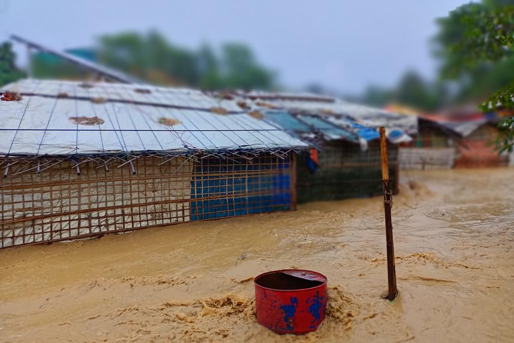marifs01's tweet photo. Serious flooding now in Rohingya refugee camps due to heavy raining. This is an emergency situation.
Most of the families are far away from their cooking and sleeping. Foods are also flooded... We need emergency foods for them
#supportRohingya
#protection
#emergency https://t.co/ayXKjmF7Ap