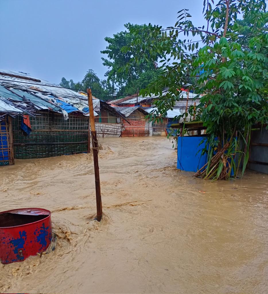 marifs01's tweet photo. Serious flooding now in Rohingya refugee camps due to heavy raining. This is an emergency situation.
Most of the families are far away from their cooking and sleeping. Foods are also flooded... We need emergency foods for them
#supportRohingya
#protection
#emergency https://t.co/ayXKjmF7Ap