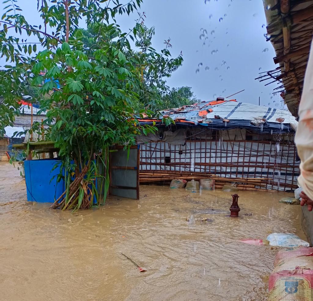 marifs01's tweet photo. Serious flooding now in Rohingya refugee camps due to heavy raining. This is an emergency situation.
Most of the families are far away from their cooking and sleeping. Foods are also flooded... We need emergency foods for them
#supportRohingya
#protection
#emergency https://t.co/ayXKjmF7Ap