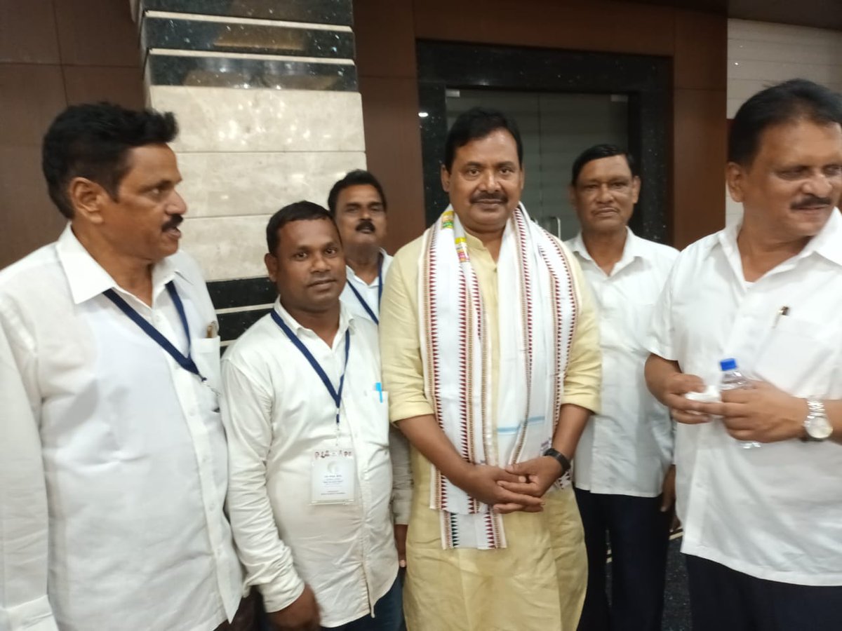 debendramahanga's tweet image. A meeting with the newly elected OPCC PRESIDENT SARAT PATNAIK AND TEAM....

#debendrakumarsahoo #CongressFor2022 #CongressAhead #VoteForCongress #CongressParty #Congressman #Mahanga