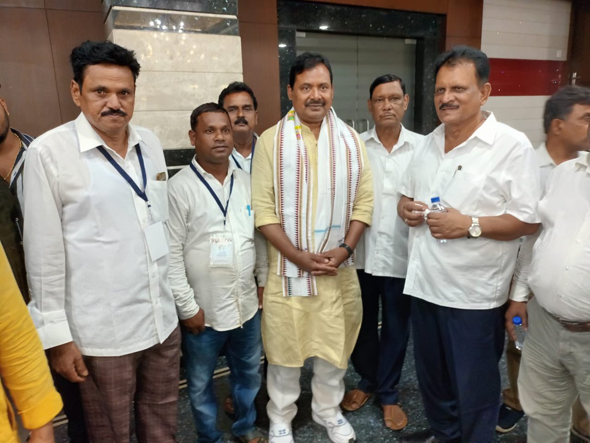 debendramahanga's tweet image. A meeting with the newly elected OPCC PRESIDENT SARAT PATNAIK AND TEAM....

#debendrakumarsahoo #CongressFor2022 #CongressAhead #VoteForCongress #CongressParty #Congressman #Mahanga