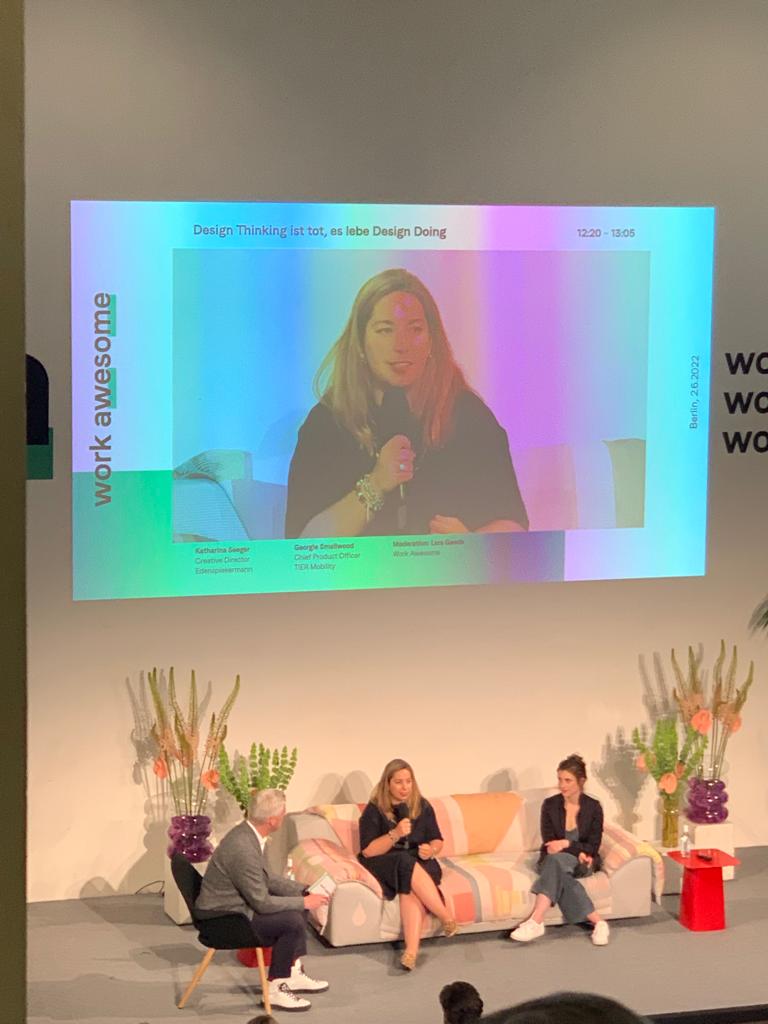 Georgie Smallwood von @tier_mobility spricht über die Herausforderungen innovative Ideen Wirklichkeit werden zu lassen. Ihr Tipp für erfolgreiches #DesignThinking: Kenne das Problem deiner Zielgruppe und finde die passende Lösung! #WorkAwesome