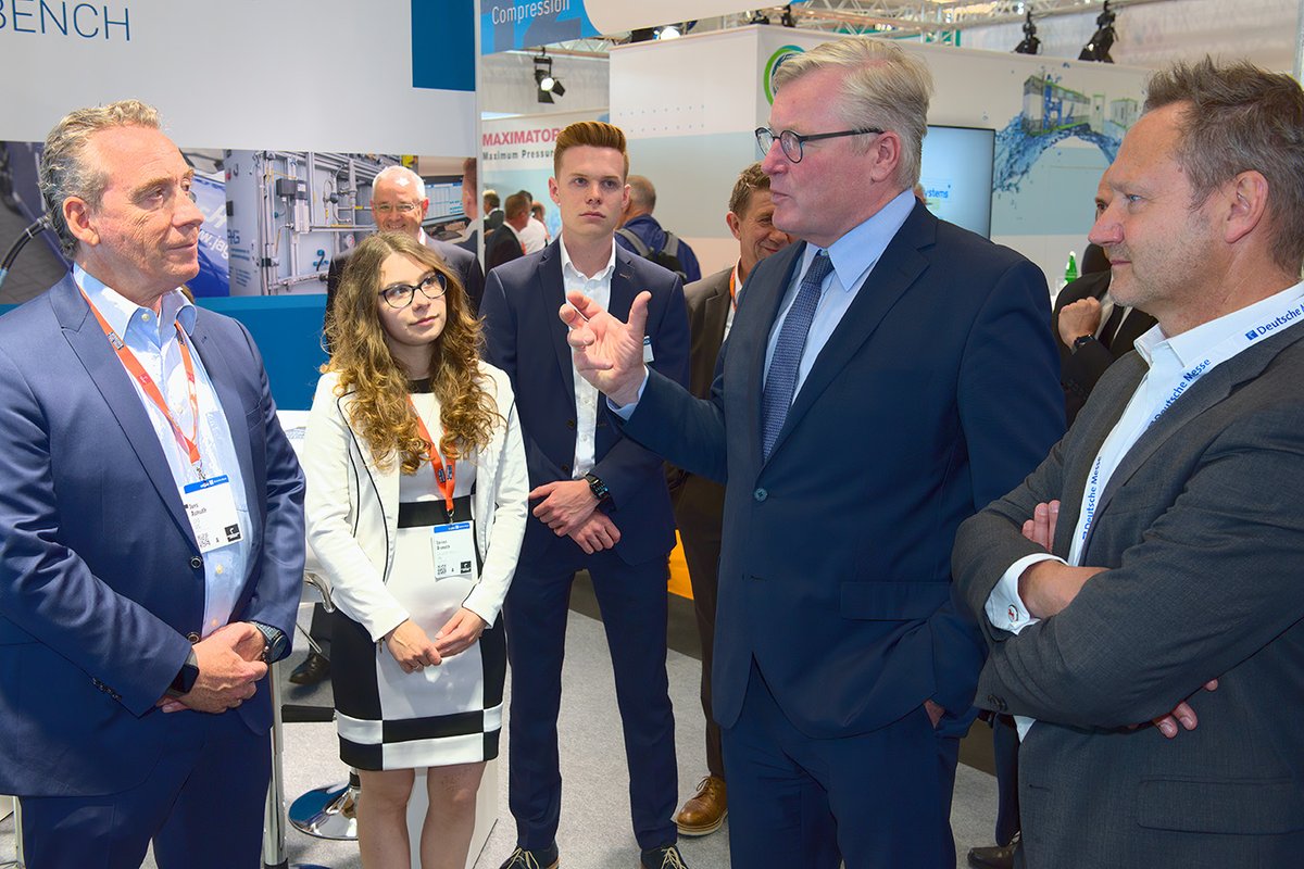 H2FC_Hannover's tweet photo. Dr Bernd Althusmann visits the Hydrogen + Fuel Cells section at Hannover Messe 2022. He gathers impressions of the future of tomorrow's industry.
#h2fchannover #h2fc #messe #hannover #hydrogen #fuel #cells #innovation #industrie #wasserstoff #green #business #industry https://t.co/UzrUsub7JO