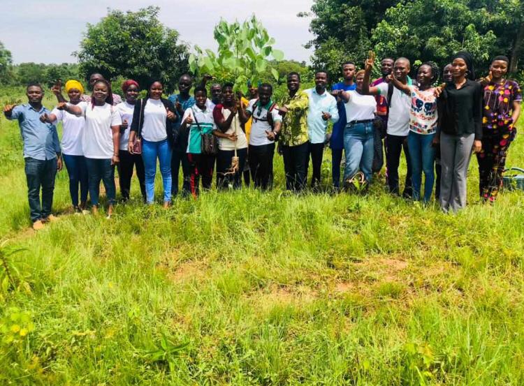 unfpa_benin's tweet photo. 01 Juin: Journée Mondiale de l'arbre🌳🌴🌲
Pour l'édition 2022, le Réseau des https://t.co/XJ3B8M1PPp.s @VBGPasMonGenre de @unfpa_benin étaient aux côtés de @RejeveB et des OSC de jeunes de #Natitingou pour la mise en terre de 50 plants le long de la Rivière #Sountchiratikou https://t.co/QTayNKcfOG