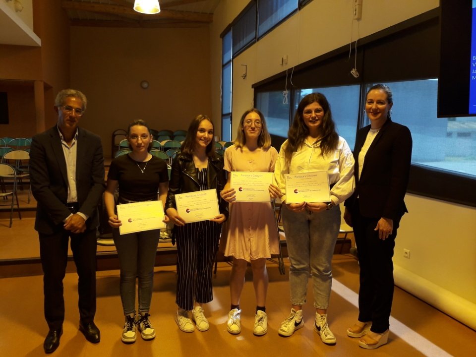 CollegeCasteret's tweet photo. 👏 à nos élèves de @CollegeCasteret lauréats Prix d excellence #CNRD, vivement félicités ce matin par @BndicteRobert  et @Shoah_Memorial lors de la journée académique #ParcoursCitoyen #ValeursdelaRépublique #initiative #engagement #mémoire @dsden16 @acpoitiers https://t.co/OdPqE7unIO