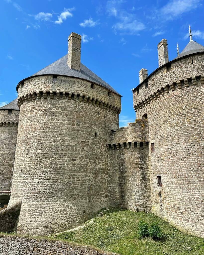 gillespudlowski's tweet photo. Visite magique du très médiéval #chateaudelassay #mayenne #exploremayenne #destinationmayenne #slowlydays https://t.co/38SssgHwai https://t.co/lrk2s4rZoF