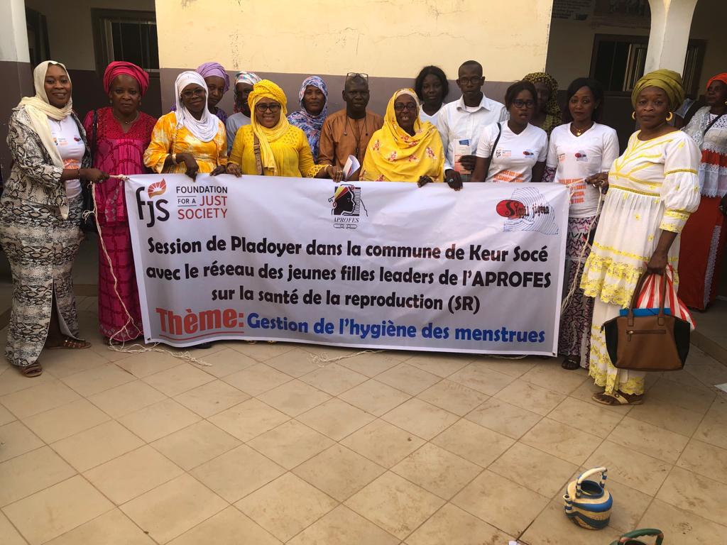 rsiggiljigeen's tweet photo. #RSJ Les jeunes filles leaders de #APROFES,organisation membre du RSJ ont tenu une session de plaidoyer sur La GHM avec le Maire de Keur Socé à Kaolack le 24Mai.
A cet effet le Maire s'est engagé à doter des kits hygiéniques et des gels intimes aux jeunes filles du CEM. https://t.co/32jLeCsc6M