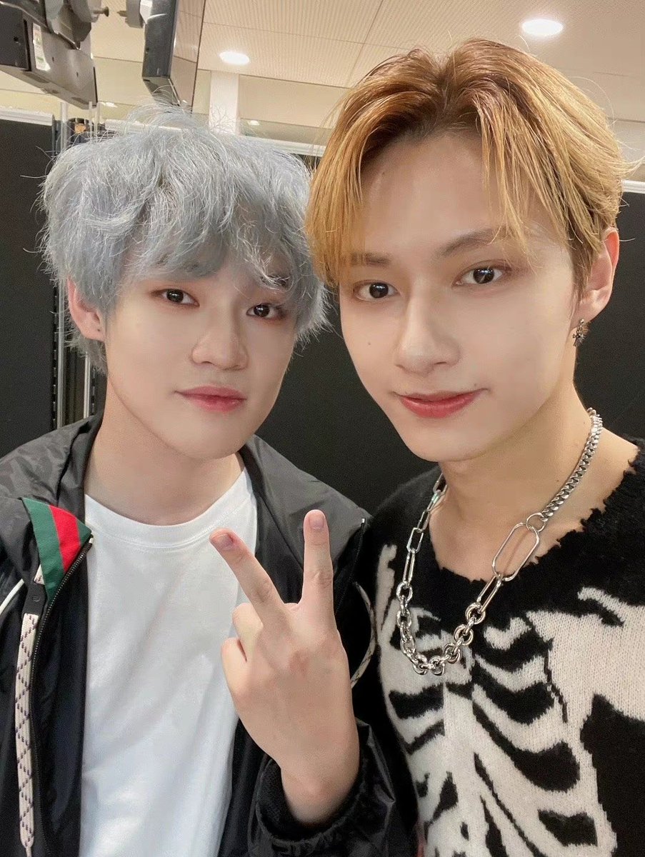 01zhong's tweet photo. prettiest bffs https://t.co/rGfivqSgei