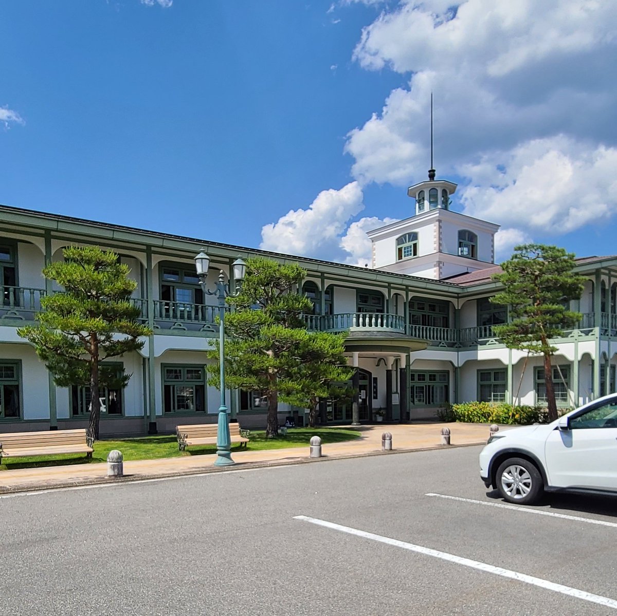 furigaki's tweet photo. 今日は本当に晴れてよかった。バグパイプ、日枝神社、高山市図書館・煥章館、そして米澤穂信先生講演会。明日は正午から雨予報だけど晴れているうちに斐太高校行って“かつて”でのんびりしようか。ホテルで飛騨の地酒飲むぞ。 https://t.co/MkUfJfD0Je