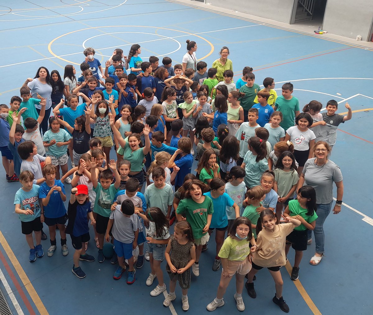 encarniMdc's tweet photo. El 5 de juny és el Dia Mundial del Medi Ambient i avui hem realitzat un petit gest per sensibilitzar sobre la necessitat de tenir cura del nostre planeta, la setmana vinent més :)  #Somescolaverda #ODS2030 #compromís @escolamdcprat https://t.co/2oPoH6A7bj