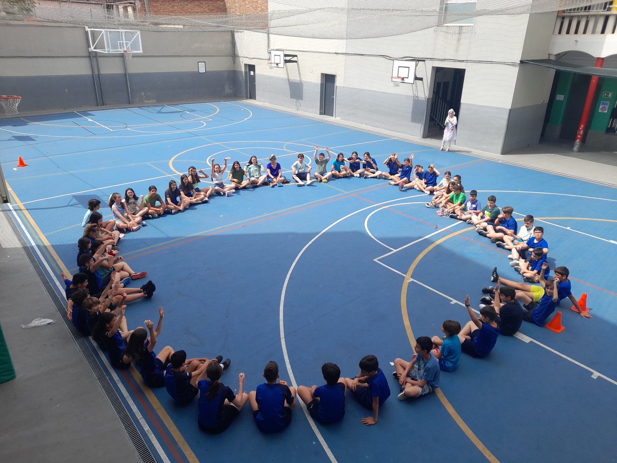 encarniMdc's tweet photo. El 5 de juny és el Dia Mundial del Medi Ambient i avui hem realitzat un petit gest per sensibilitzar sobre la necessitat de tenir cura del nostre planeta, la setmana vinent més :)  #Somescolaverda #ODS2030 #compromís @escolamdcprat https://t.co/2oPoH6A7bj