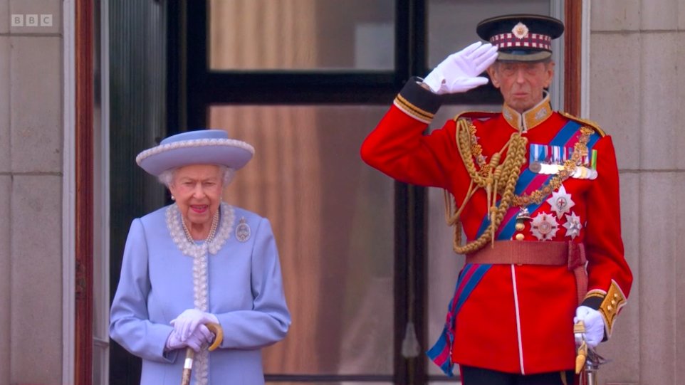 UGLE_GrandLodge's tweet photo. The Grand Master, HRH The Duke of Kent appears on the balcony of Buckingham Palace with Her Majesty The Queen to  inspect returning troops after Trooping the Colour.

#Freemasons #PlatinumJubilee https://t.co/y7WnGi2yf8