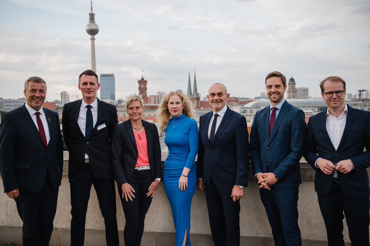 IHK_Nord's tweet photo. Standortfaktor: #Norddeutschland punktet mit sauberer und krisenfester Energie 💨☀️💧Was Wirtschaft jetzt braucht, um den Wettbewerbsvorsprung zu nutzen: #Planungsbeschleunigung und #Investitionssicherheit
 ➡️ https://t.co/KjFrNiQsqo
 
#Dankeschön an alle für den tollen Abend 🙌🏻 https://t.co/Udnyjcn7J0