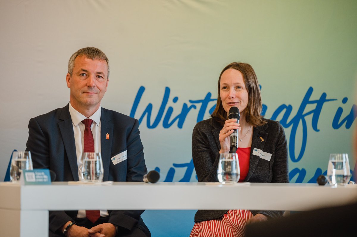 IHK_Nord's tweet photo. Standortfaktor: #Norddeutschland punktet mit sauberer und krisenfester Energie 💨☀️💧Was Wirtschaft jetzt braucht, um den Wettbewerbsvorsprung zu nutzen: #Planungsbeschleunigung und #Investitionssicherheit
 ➡️ https://t.co/KjFrNiQsqo
 
#Dankeschön an alle für den tollen Abend 🙌🏻 https://t.co/Udnyjcn7J0