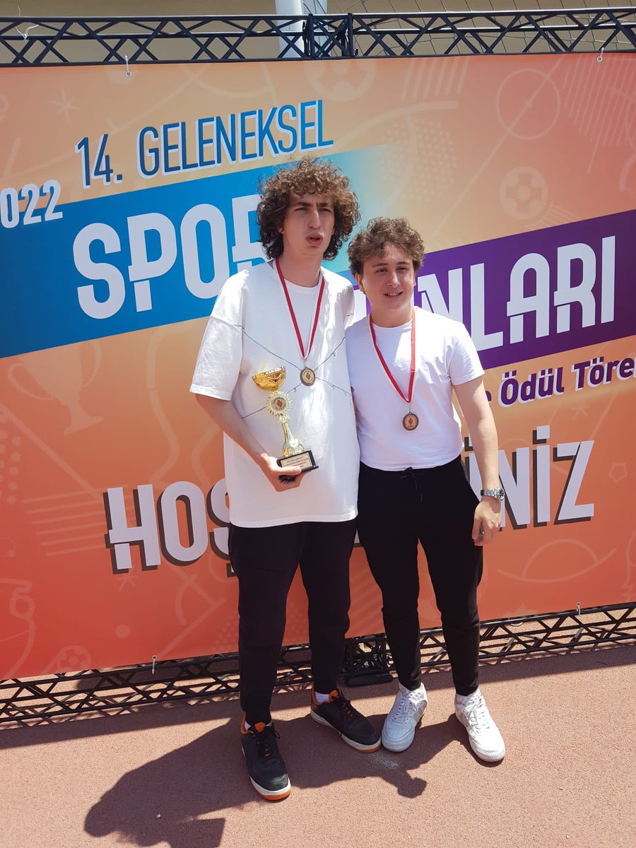 MADENLERUAL's tweet photo. Basketbol maçları sonucunda 4.olan genç erkek takımımız madalya ve kupasını Ümraniye Belediyesi tarafından düzenlenen kupa töreninde aldılar. https://t.co/CurGcPpzsD