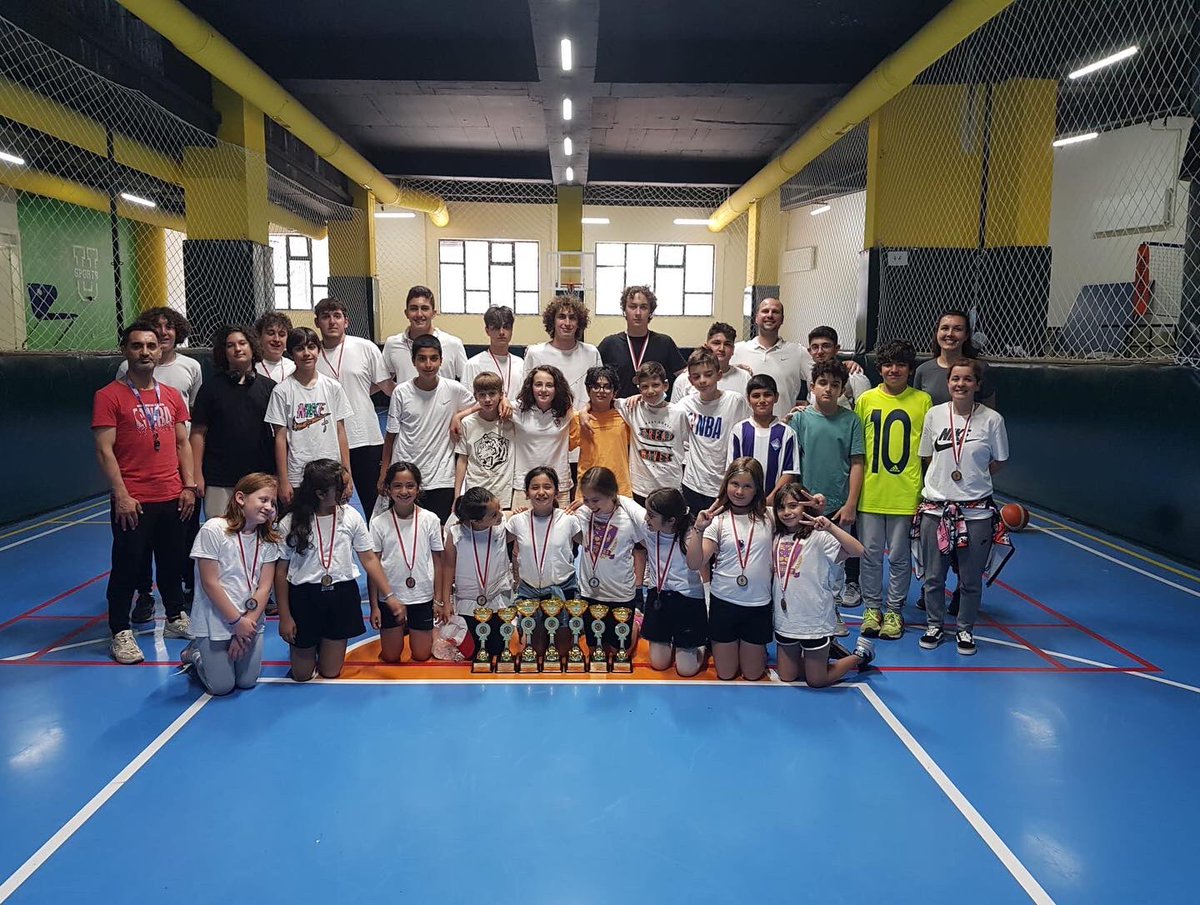 MADENLERUAL's tweet photo. Basketbol maçları sonucunda 4.olan genç erkek takımımız madalya ve kupasını Ümraniye Belediyesi tarafından düzenlenen kupa töreninde aldılar. https://t.co/CurGcPpzsD