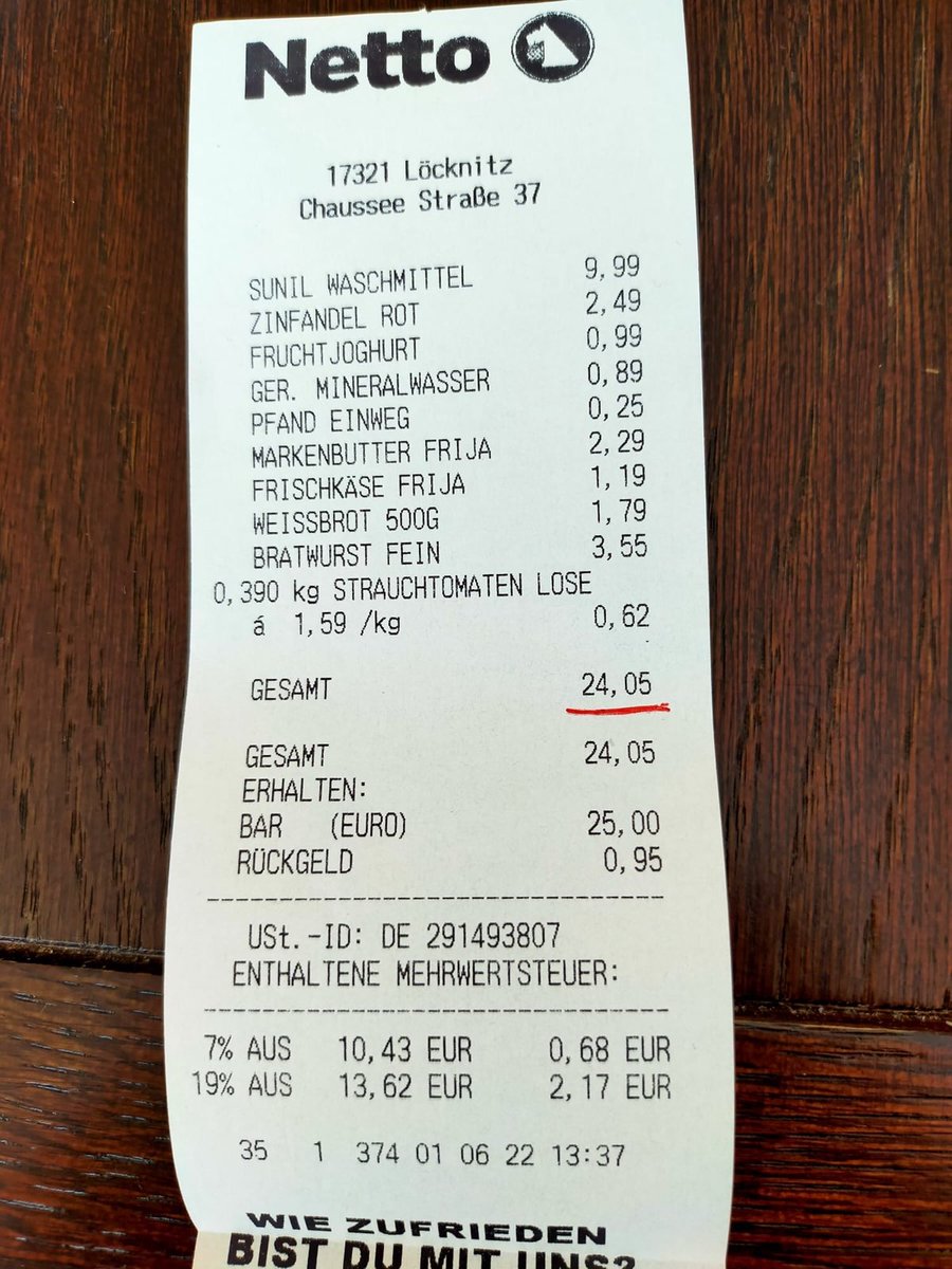 szymon_holownia's tweet photo. Zrobiliśmy te same zakupy w sklepie tej samej sieci w Niemczech i w Polsce. Wydaliśmy tyle samo. Miały być niemieckie płace i polskie ceny, po siedmiu latach PiS mamy polskie płace, niemieckie ceny i sugestię zbierania chrustu w lesie. #ParagonyGrozy https://t.co/d3NEAaYNnp