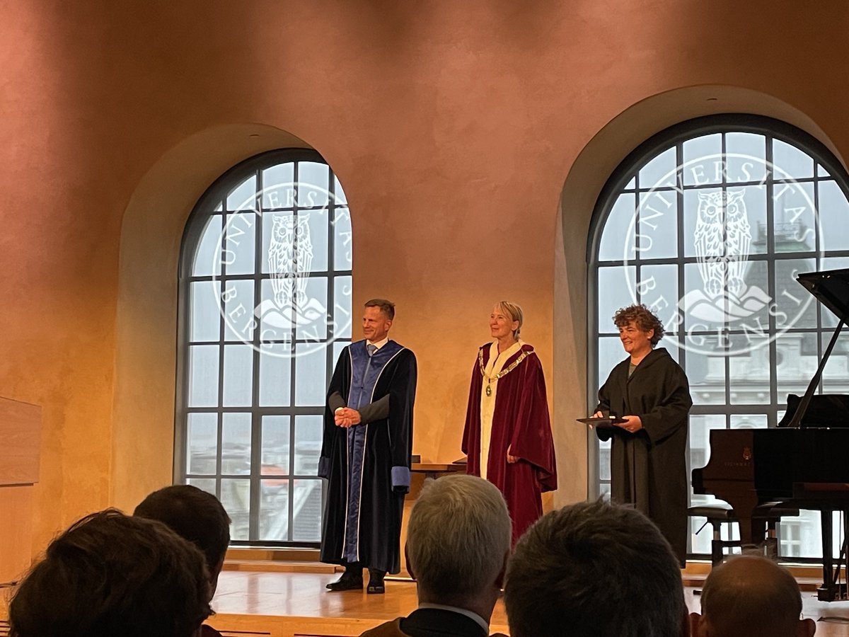 Our long term friend and collaborator ⁦@fstraneo⁩ ⁦@Scripps_Ocean⁩ is now an honorary doctor of the ⁦@UiB⁩. Congratulation Fiamma! ⁦@Geofysen⁩ ⁦@uibgeo⁩ @BjerknesBCCR⁩ ⁦@Nansensenteret⁩ ⁦@GunnMangerud⁩ ⁦@margarethhagen_⁩