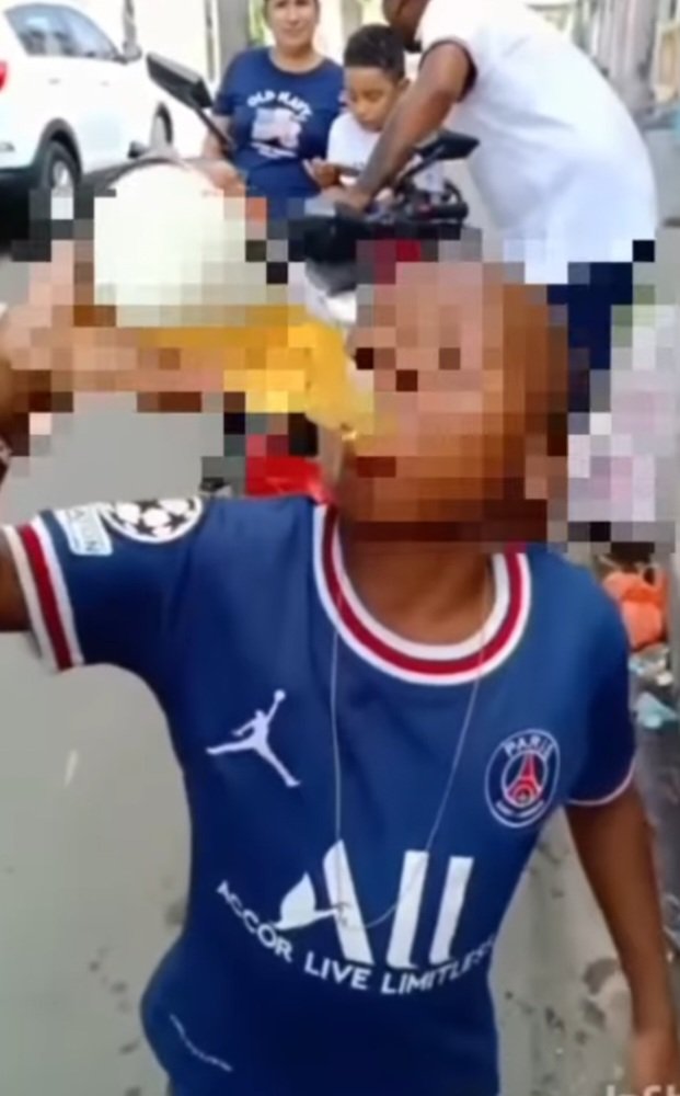 luisantonio_r's tweet photo. ATENTOS: Uno de los dos niños que se observa ingiriendo alcohol en un video viralizado, grabado en Las Malvinas, sur de GYE, ya fue rescatado. El otro no aparece. https://t.co/8mvJFt9dYi