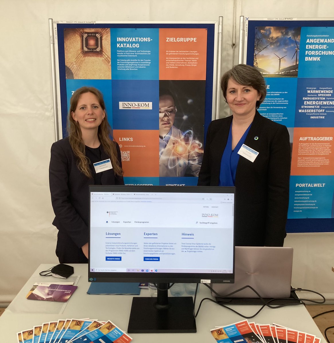 EuroNorm_GmbH's tweet photo. Unsere Mitarbeiterinnen @elvira_honza &amp; Marlene Perna  betreuen heute auf dem #pttag22 einen Stand zum #INNOKOM Innovationskatalog &amp; geben einen Einblick in die Plattform, die dem #Transfer von Wissenschaft in Wirtschaft &amp; Gesellschaft dient. 

➡️ https://t.co/3uCmS2w0jz
#pttag https://t.co/3xsQlFWc6U
