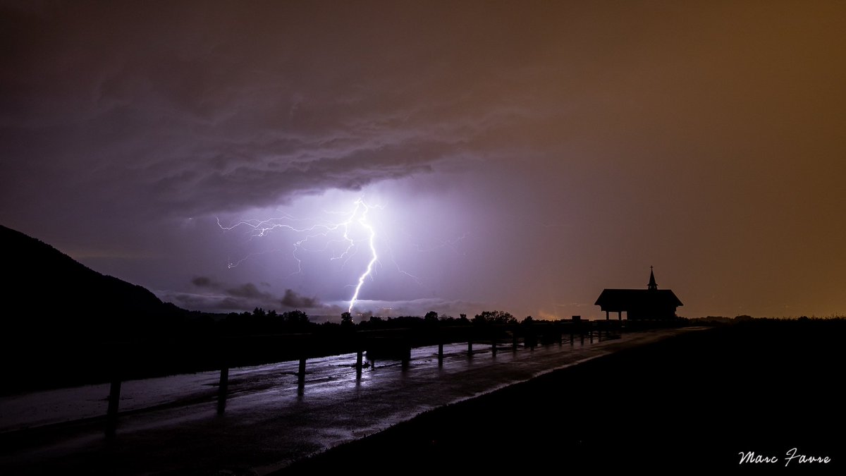 Mrc_Fvr's tweet photo. #orages sur la région du Léman de la soirée du 1er juin 2022
@KeraunosObs #heymeteofrance @meteosuisse https://t.co/JnRmH6Oa9K