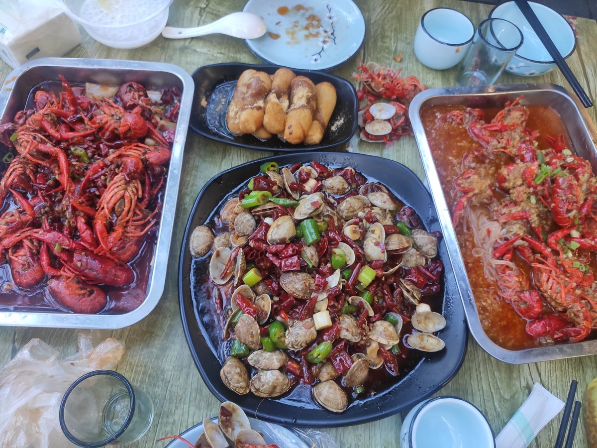 我宣布！都江堰的所有饭店都完爆成都！！这几天吃的小龙虾、老马牛肉馆、驼子饭店都巨巨巨巨巨巨好吃！有机会大家去试试看哦！
#dah的美食认证 https://t.co/Y9Yf7yBKOj