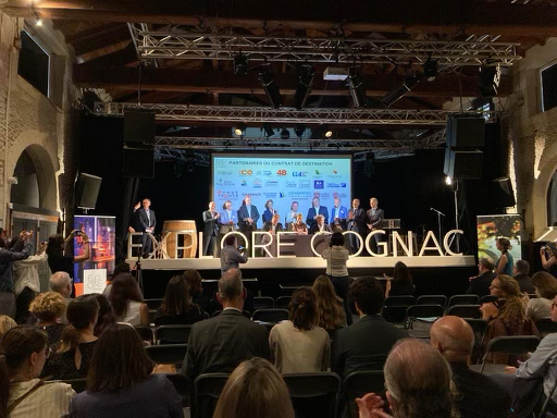 Cognac_Official's tweet photo. La filière #Cognac et une dizaine d’acteurs institutionnels du tourisme signent aujourd’hui, @auxAbattoirs à Cognac, une convention officielle pour faire des #Charentes, une destination oenotouristique de premier plan.
https://t.co/j5xGWqvFkE
#ExploreCognac #infinimentCharentes https://t.co/WOGcn242zE