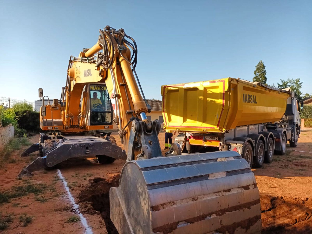BCNstructures's tweet photo. Comencem l'excavació per a la construcció d'una promoció d'habitatges unifamiliars adossats amb aparcament soterrat, amb supervisió arqueològica. Malgrat la construcció del soterrani caldran pous per arribar fins l'estrat resistent

📷 @marsalexcavacions https://t.co/ou1g4VOOsj