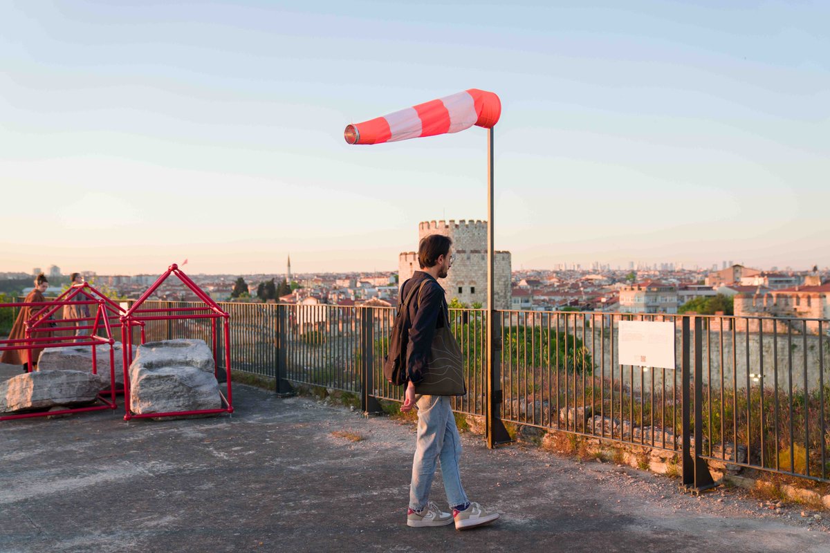 trienali's tweet photo. CEAL FLOYER

Rüzgar Çorabı/Windsock
Yerleştirme/Installation
2021

Maximum Taban Yüksekliği/Maximum Headroom
Yerleştirme/Installation
2014

Çimlere Basma/Keep Off The Grass
Yerleştirme/Installation
2021 https://t.co/TbUTtQYpB9