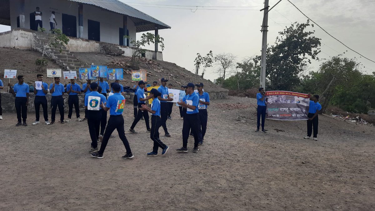 NCC_Dte_Gujarat's tweet photo. #NCCGUJARAT
#PuneetSagarAbhiyan
Nukkad natak followed by Cleanliness drive was conducted by  Cdts of 3 Air Sqn Bhavnagar, Rajkot Gp.
@DefencePRO_Guj
@HQ_DG_NCC
@GovernorofGuj 
@CMOGuj
@jitu_vaghani https://t.co/OjL3xQDbR8