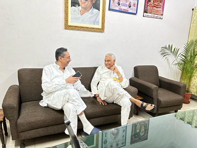 1stIndiaNews's tweet photo. #Jaipur: पर्यटन मंत्री विश्वेंद्र सिंह और रास सांसद डॉ. किरोड़ीलाल मीणा की मुलाकात

पर्यटन मंत्री विश्वेंद्र सिंह के निवास पर हुई दोनों की मुलाकात, एक महीने में तीसरी बार हुए विश्वेंद्र सिंह व डॉ. किरोड़ी मीणा की मुलाकात....
@DrKirodilalBJP @BharatpurOne https://t.co/sR3X3JFhEu