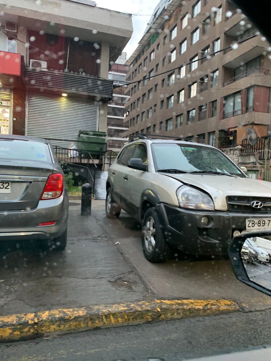 CaritoGatica's tweet photo. @LC_transito @Muni_LasCondes Y la fiscalización cuando ? , hoy lo mismo y los mismos autos, siempre lo mismo! https://t.co/LqU26pWiVS