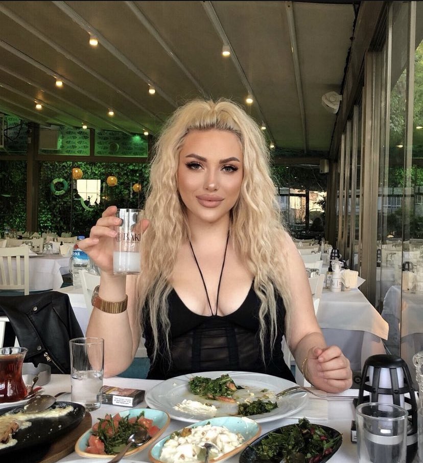 kader_almali's tweet photo. İçip güzelleşiyoruz 🥂 https://t.co/BFvmmmsYLi