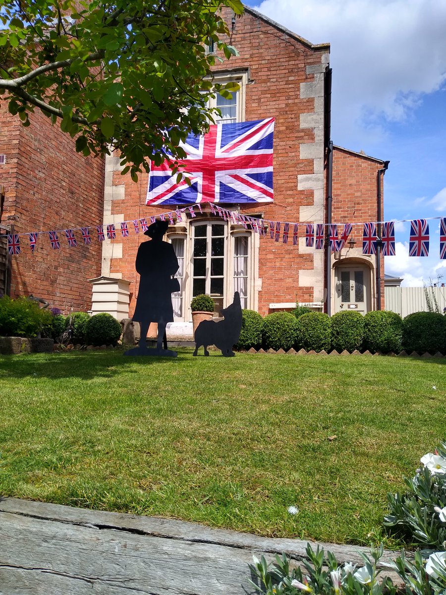 Congratulations to our majesty the Queen on her #PlatinumJubilee . Great to see her out and about with the dog this morning 😂🇬🇧