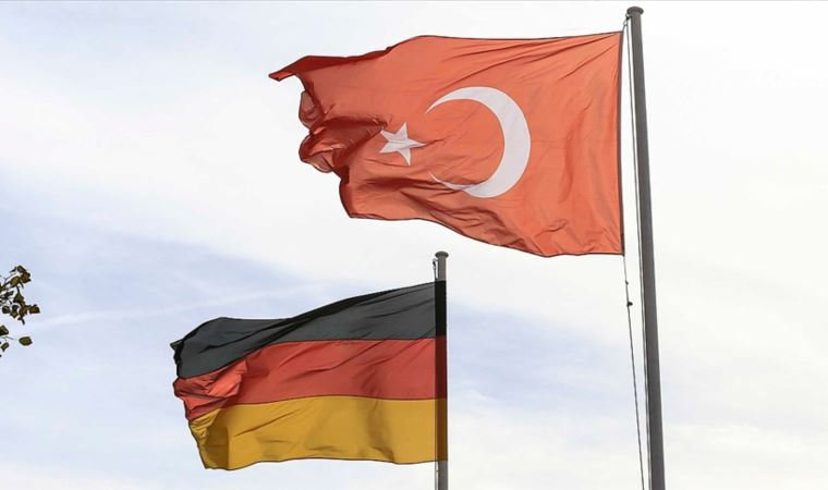 FactCheckingTR's tweet photo. ⚠️As a matter of fact, 🇬🇷Greece is arming the islands close to Türkiye, a move which is in contradiction with the 1923 Lausanne and 1947 Paris peace treaties.

🇹🇷Türkiye expects 🇩🇪Germany to invite Greece to act in accordance with international agreements. https://t.co/YXJ7JKG4nG