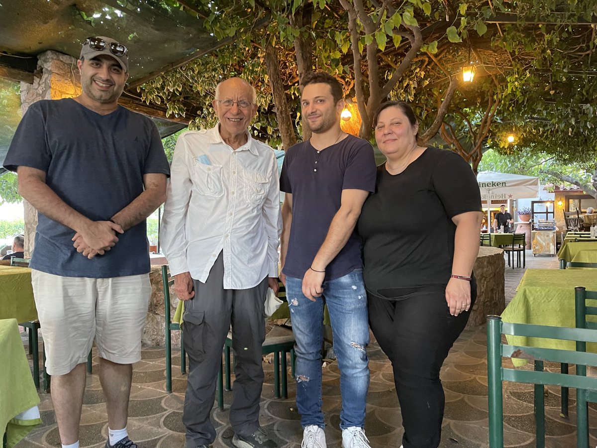 akuwaiz's tweet photo. بعد ان اكملنا مغامرتنا امس كنا في منتهى الجوع. فذهبنا الى ذلك المطعم اليوناني. من غريب الصدف ان نجد صاحبة المطعم متزوجة من ذلك الاردني/الفلسطيني الوسيم-صهيب هيكل-اعتنوا بنا افضل عناية. و اهم الشكر https://t.co/v6pW598TXO