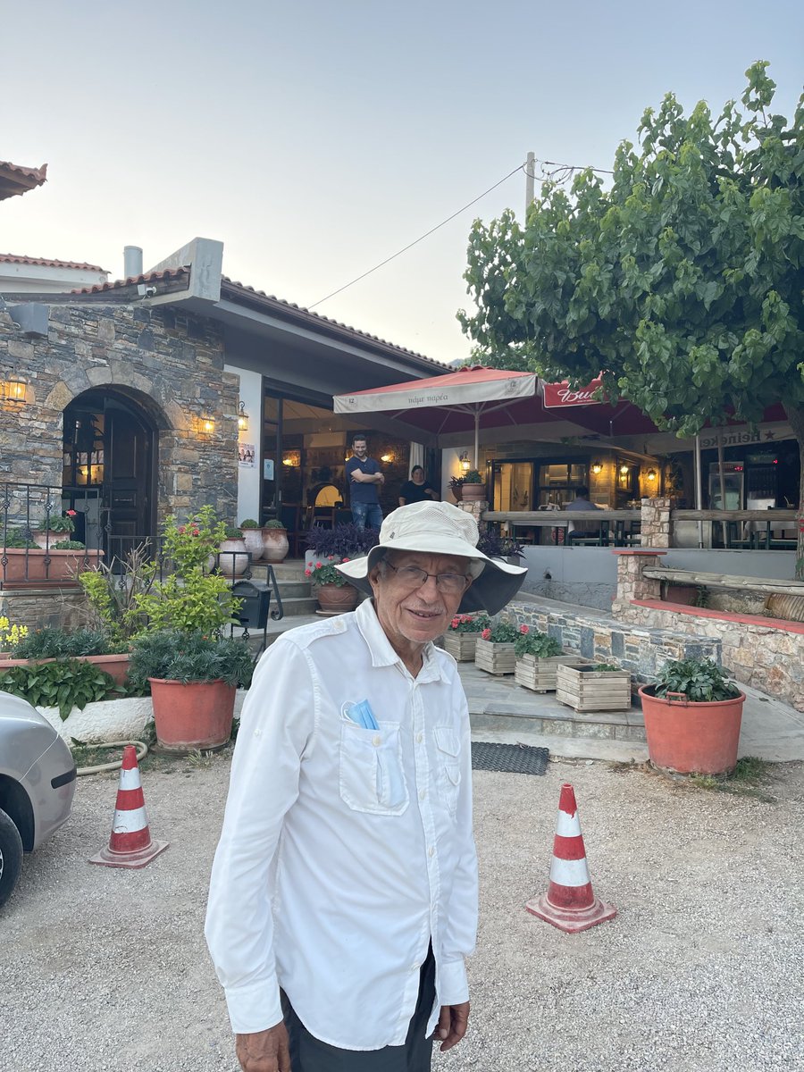 akuwaiz's tweet photo. بعد ان اكملنا مغامرتنا امس كنا في منتهى الجوع. فذهبنا الى ذلك المطعم اليوناني. من غريب الصدف ان نجد صاحبة المطعم متزوجة من ذلك الاردني/الفلسطيني الوسيم-صهيب هيكل-اعتنوا بنا افضل عناية. و اهم الشكر https://t.co/v6pW598TXO