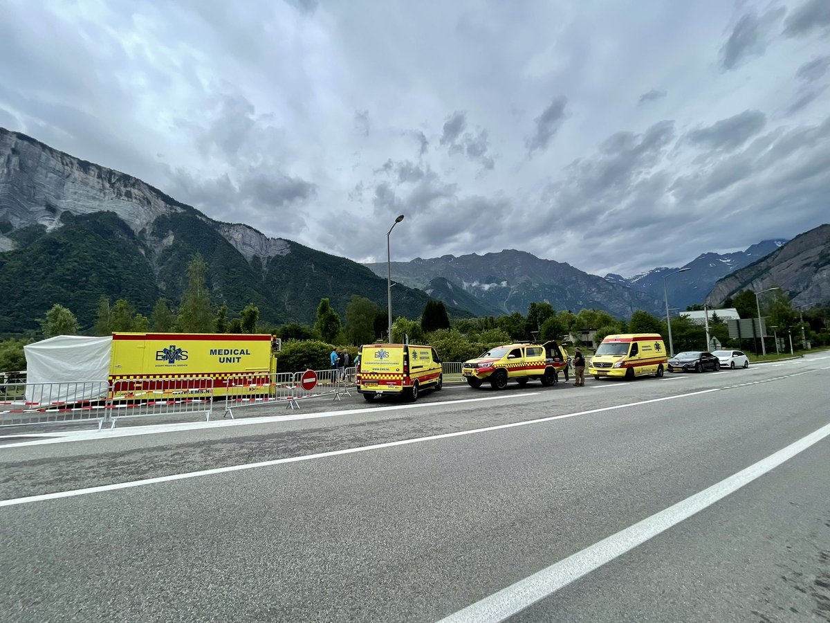 Vandaag staan wij paraat voor de deelnemers aan de alpe d’HuZes. 
Wat een enorm respect voor allen die deze berg beklimmen! 
 #ad6
<a href="/EMSBV/">EMS</a> 
<a href="/dmvda/"> David Mejia Vera</a>