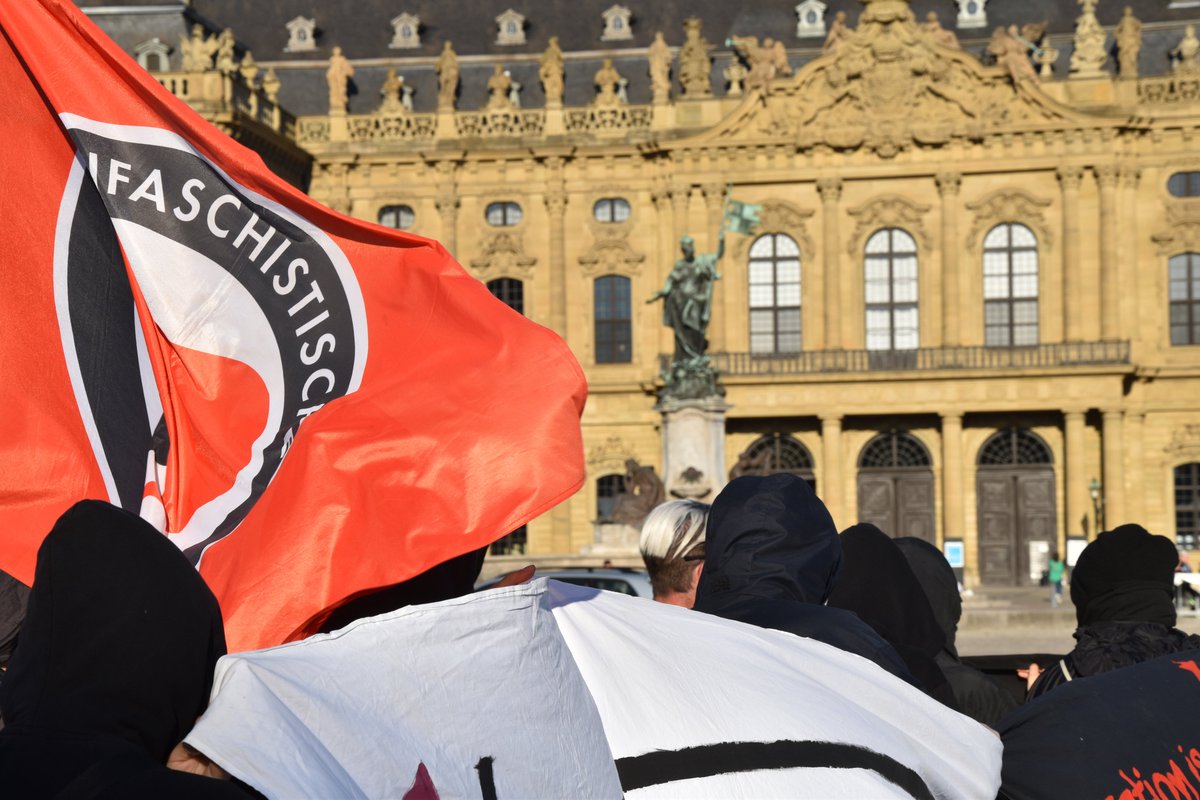 ThomasPWue's tweet photo. 1⃣ Am 01.06.22 demonstrierten ca. 210 TN unter anderem gegen Repressionen durch Sicherheitsbehörden wie Polizei oder Verfassungsschutz, ihre Beteiligung bei der Verschleierung von Mord oder strukturellem Rassismus.

#wue0106 #NoIMK https://t.co/1Woe2qi86b
