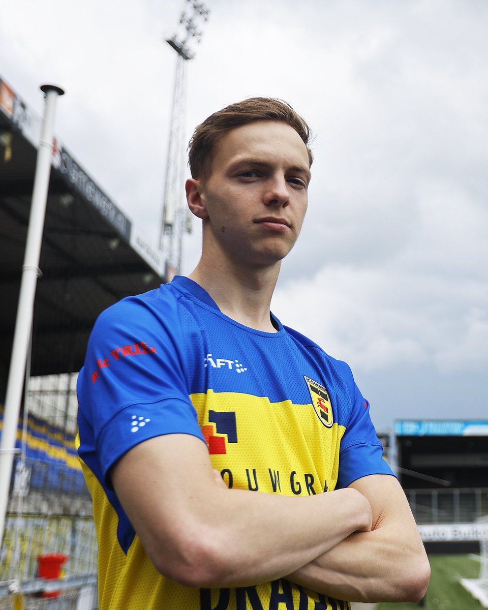 SCCambuurLwd's tweet photo. 🫡 Staat je goed, 𝐑𝐞𝐦𝐜𝐨! 🟡🔵

#WelkomRemco https://t.co/SRccIeNXQC