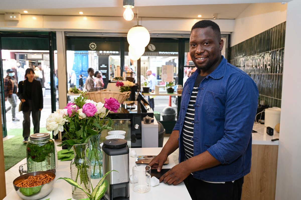 VilleSaintDenis's tweet photo. Grâce à la foncière #SaintDenis commerces, une nouvelle boutique a pu voir le jour au 113 rue Gabriel Péri : le Kura Café. Au menu : café torréfié et nombreux thés. Bravo à Faguimba et toute son équipe. 
© Photos Y. Mambert / Ville de Saint-Denis https://t.co/WIKRmMXb9h