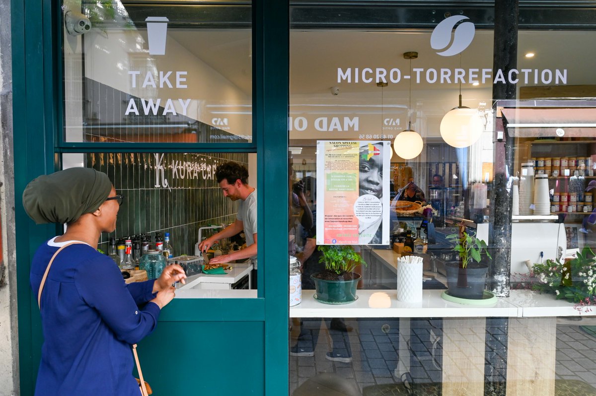 VilleSaintDenis's tweet photo. Grâce à la foncière #SaintDenis commerces, une nouvelle boutique a pu voir le jour au 113 rue Gabriel Péri : le Kura Café. Au menu : café torréfié et nombreux thés. Bravo à Faguimba et toute son équipe. 
© Photos Y. Mambert / Ville de Saint-Denis https://t.co/WIKRmMXb9h