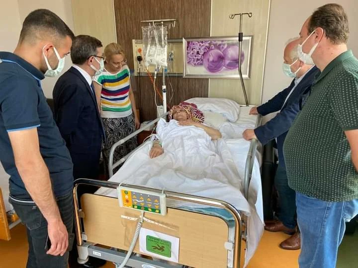 burhaniyeilceak's tweet photo. İlçe Yönetim Kurulu Üyemiz Halide İkbal Adaş’ın tedavisi devam eden kıymetli anneleri Emine Hamiyet teyzemizi, İlçe Yönetim Kurulu Üyemiz Turhan Güler’in ameliyat olan kıymetli anneleri Güler teyzemizi ziyaret ederek geçmiş olsun dileklerimizi ilettik. https://t.co/wT7DdII9MB