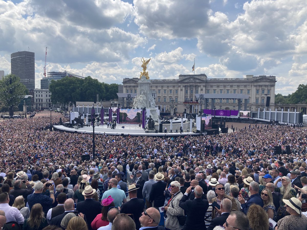 CamillaTominey's tweet photo. Absolute scenes #platinumjubilee https://t.co/hy3s3wlyQC