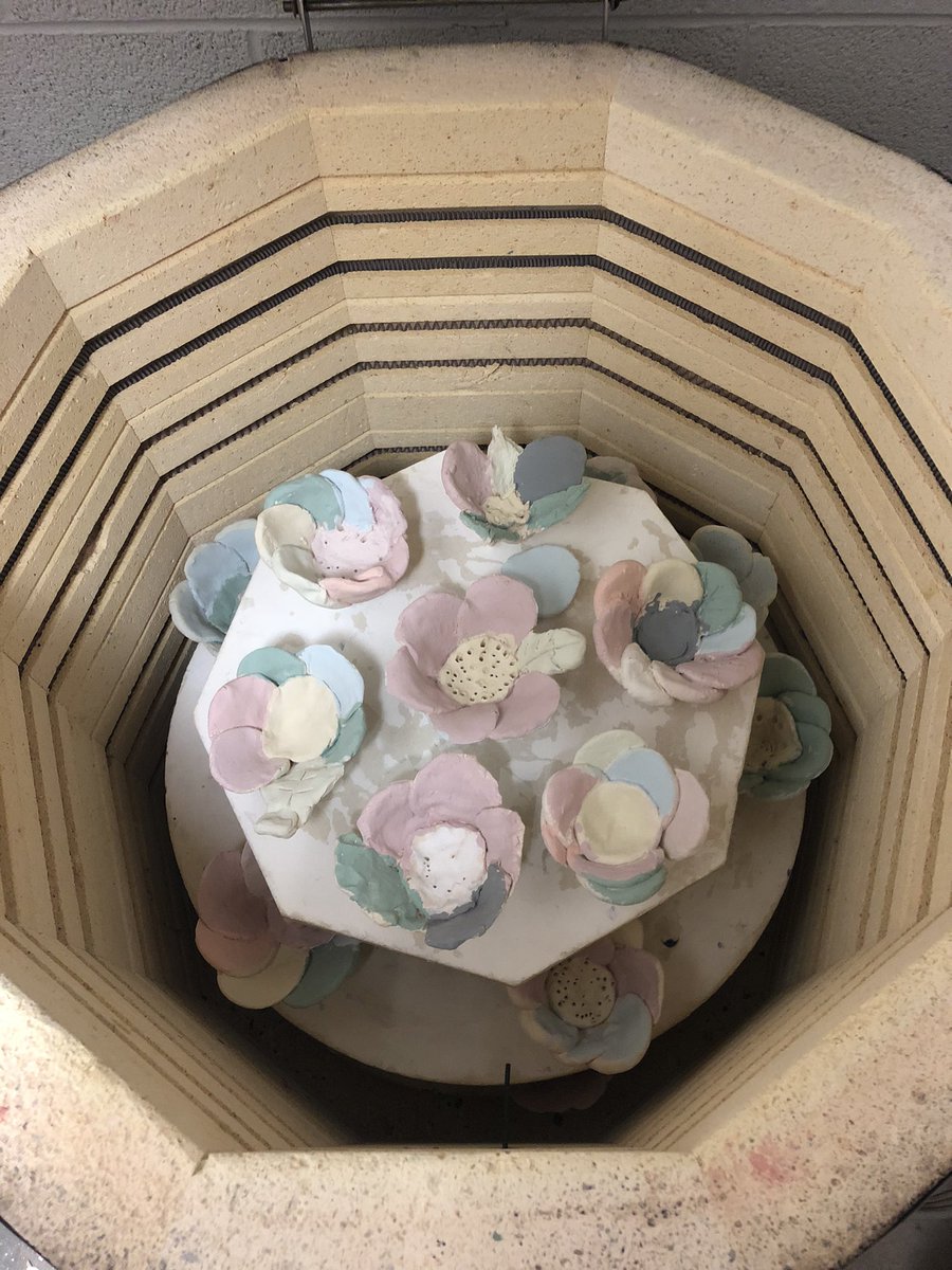 AndersonArtists's tweet photo. 5th Graders have been glazing their ceramic flower bowls. The first batch is fired and cooled. Magic!  #yes2tps #tpsand1 https://t.co/lUxcCNeQ2N