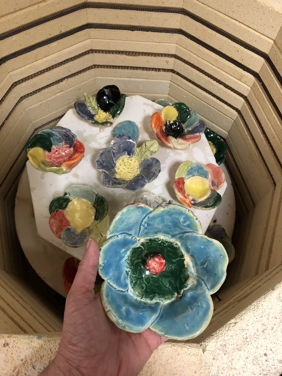 AndersonArtists's tweet photo. 5th Graders have been glazing their ceramic flower bowls. The first batch is fired and cooled. Magic!  #yes2tps #tpsand1 https://t.co/lUxcCNeQ2N