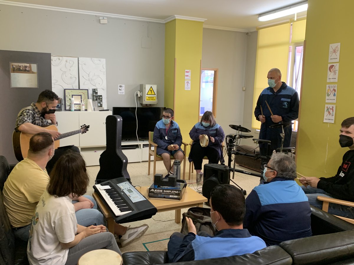 eusonfundacion's tweet photo. Menuda sorpresa tivemos onte!🥳 Retomamos os ensaios de Eu Son Band!! 
Foi unha tarde chea de emocións, moito esforzo e ilusión.🤩👏

#EuSonBand #sinlimites #quererespoder #fundacioeuson #centroocupacional #obradoiroseuson #creandomomentos https://t.co/sSavaNJlbL